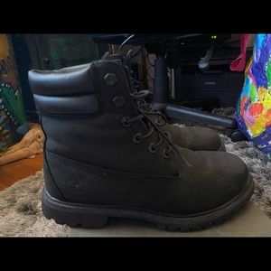 Woman’s black timberlands 8